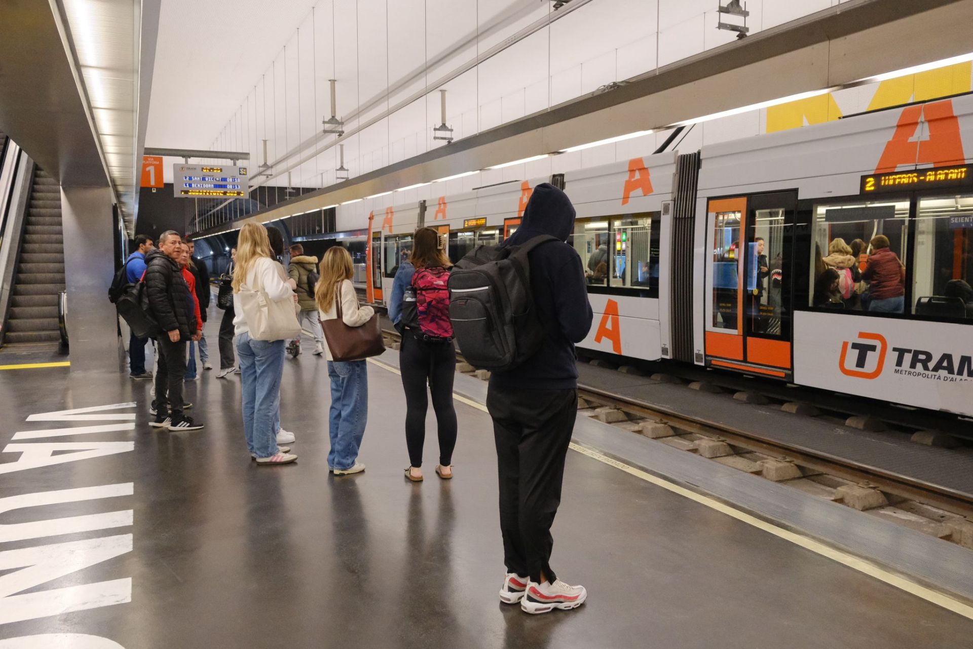 La huelga del TRAM deja durante su primer día retrasos, largas esperas y colas en las estaciones de Alicante