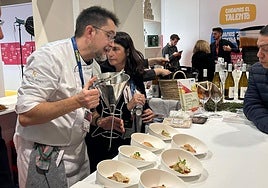 El chef Fernando González, preparando una de las tapas de Dénia en Madrid Fusión.