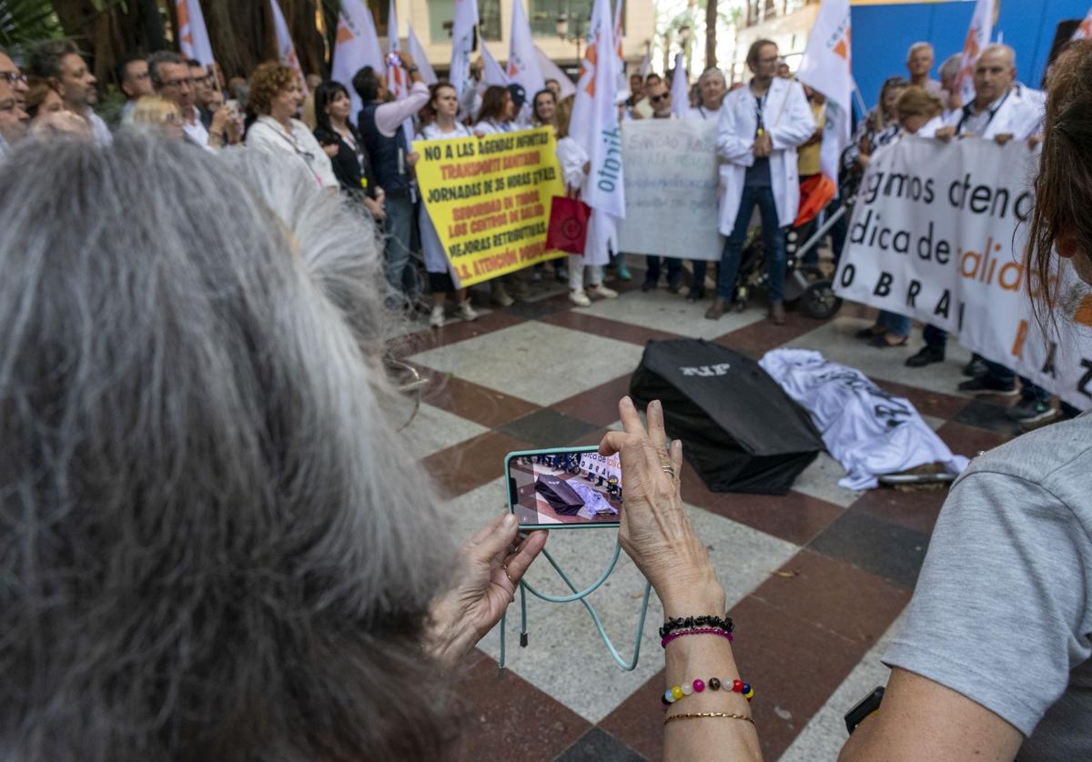 Imagen de archivo de una protesta de médicos celebrada en las calles de Alicante.