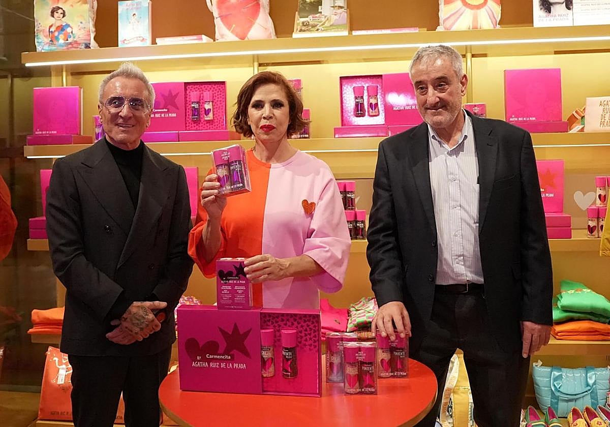 La diseñadora Ágatha Ruiz de la Prada; Jesús Navarro Alberola, director general, y Paco Escolano Navarro, director comercial de Carmencita.