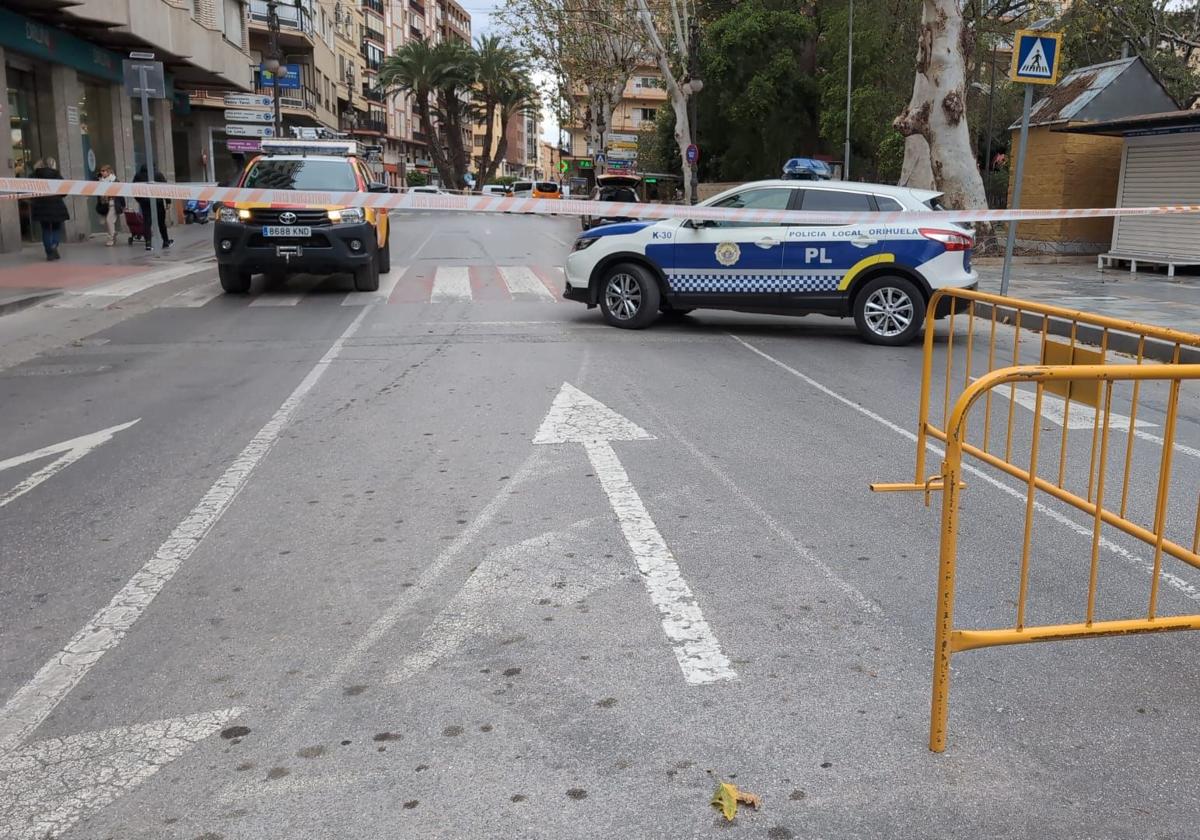 Cierre de una calle por fuertes vientos.