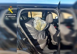 Bolsa con marihuana en el interior.