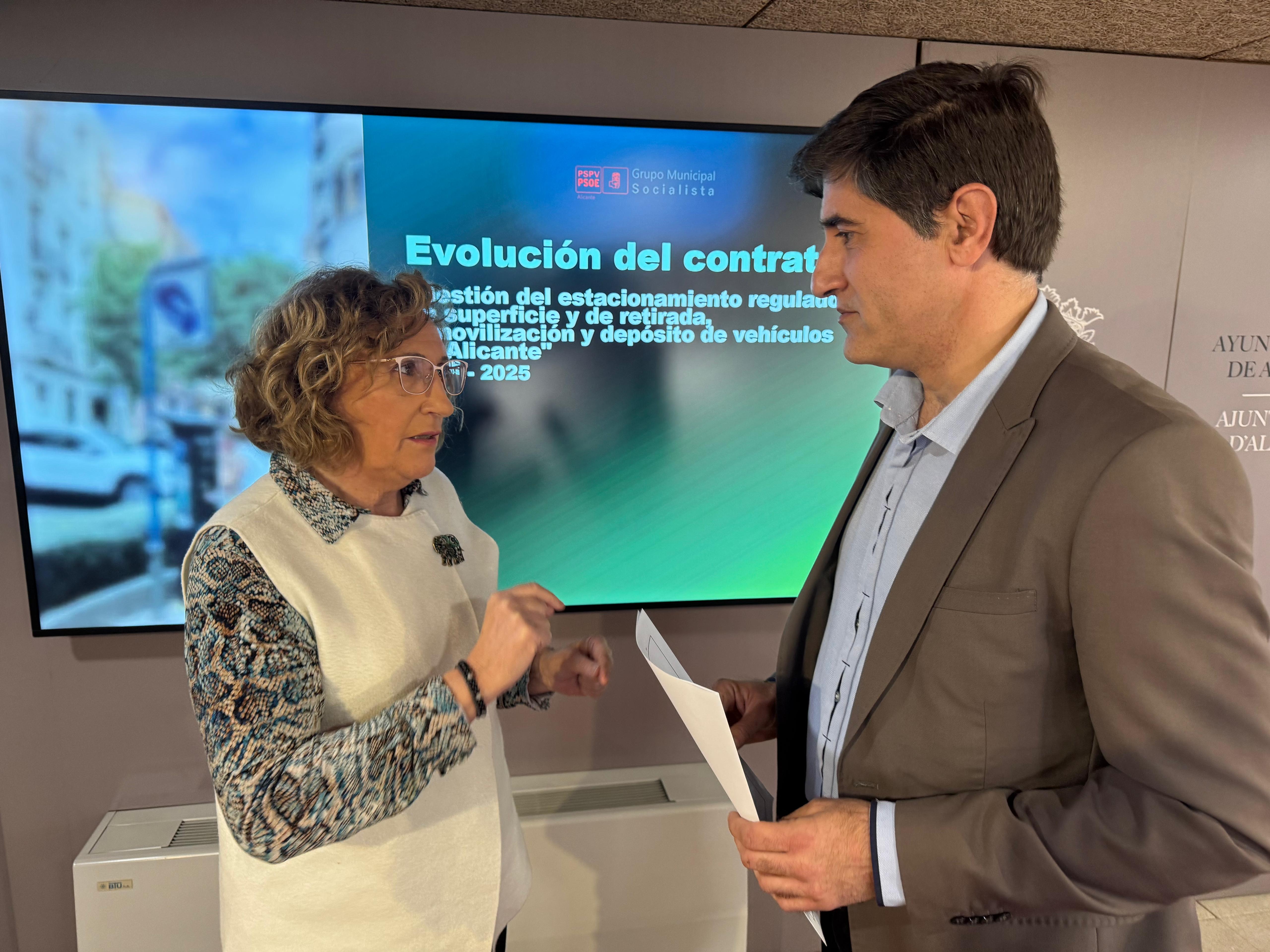 La portavoz socialista, Ana Barceló, y el concejal Raúl Ruiz..