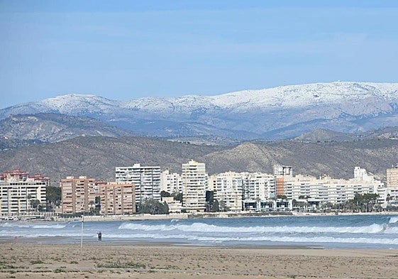 La cumbre del Aitana nevado.