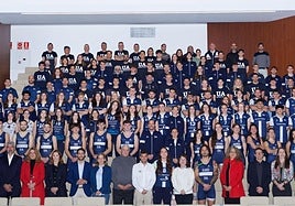 Foto de familia de los deportistas y técnicos federados que forman parte de la UA.