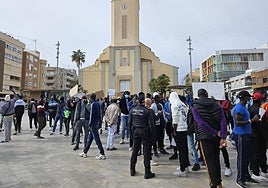 Migrantes se manifiestan frente al Ayuntamiento de Guardamar.