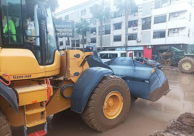 La empresa Tizor colabora en Catarroja tras la dana.