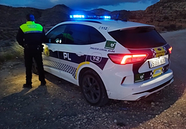 Un agente de la Policía Local en una partida rural.