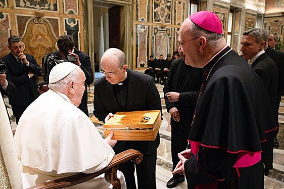 Regalo del obispo al Papa en su visita a Roma.