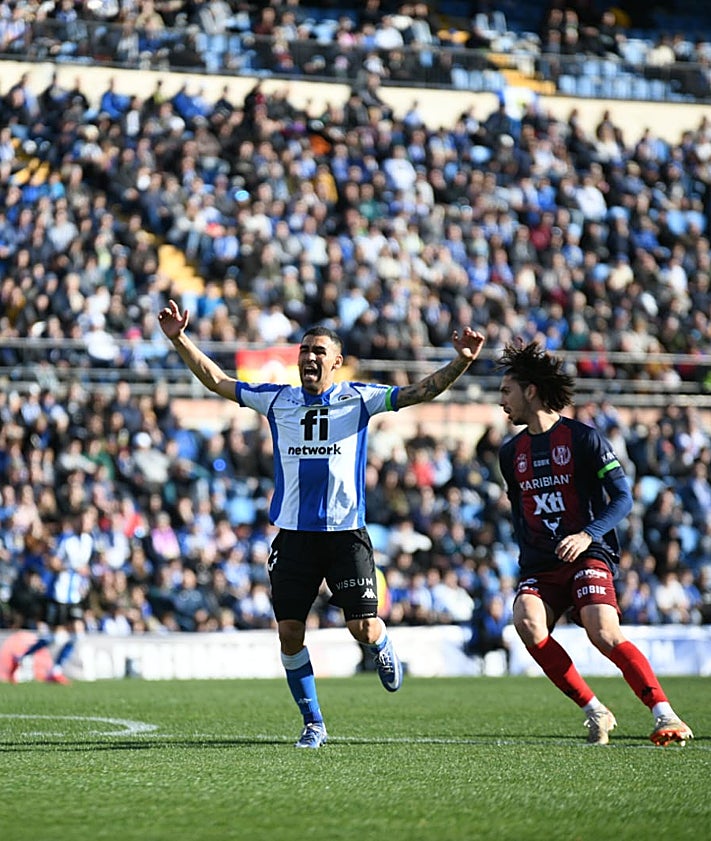 Imagen secundaria 2 - Imágenes del encuentro de este domingo entre el Hércules y el Yeclano en un Rico Pérez con casi 10.500 espectadores.