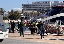 Dispositivo policial tras el hallazgo del primer cadáver este domingo, 2 de febrero.