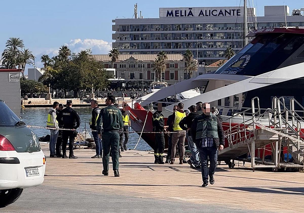 Dispositivo policial tras el hallazgo del primer cadáver este domingo, 2 de febrero.