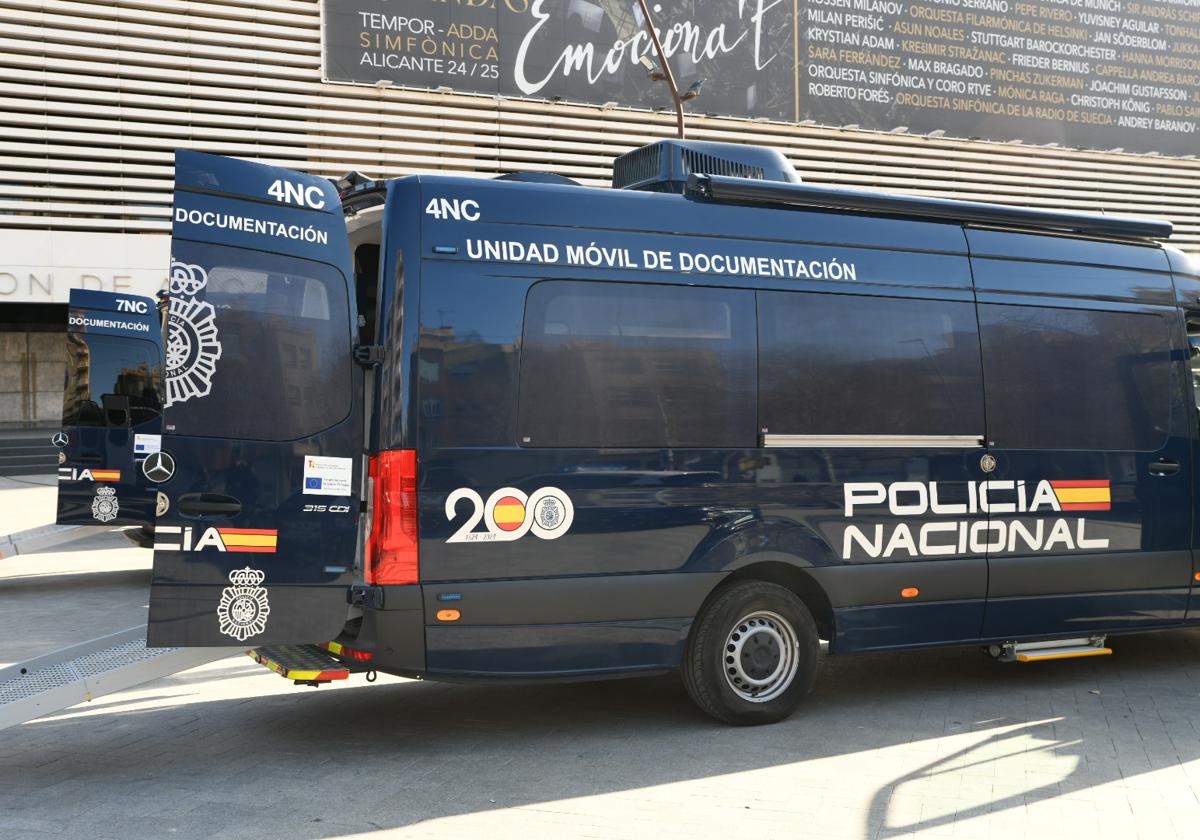 La nueva unidad móvil de la Policía permitirá expedir DNI y pasaportes en zonas rurales de Alicante en solo diez minutos