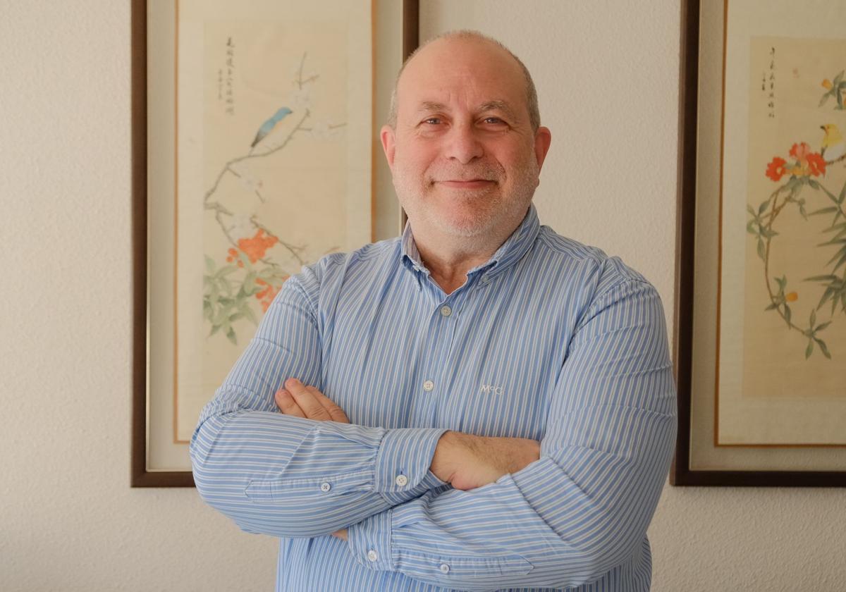 El doctor José Manuel Ramia en su despacho del Hospital General de Alicante.