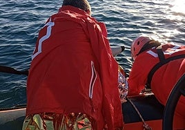 Momento del rescate frente a la costa de Santa Pola.