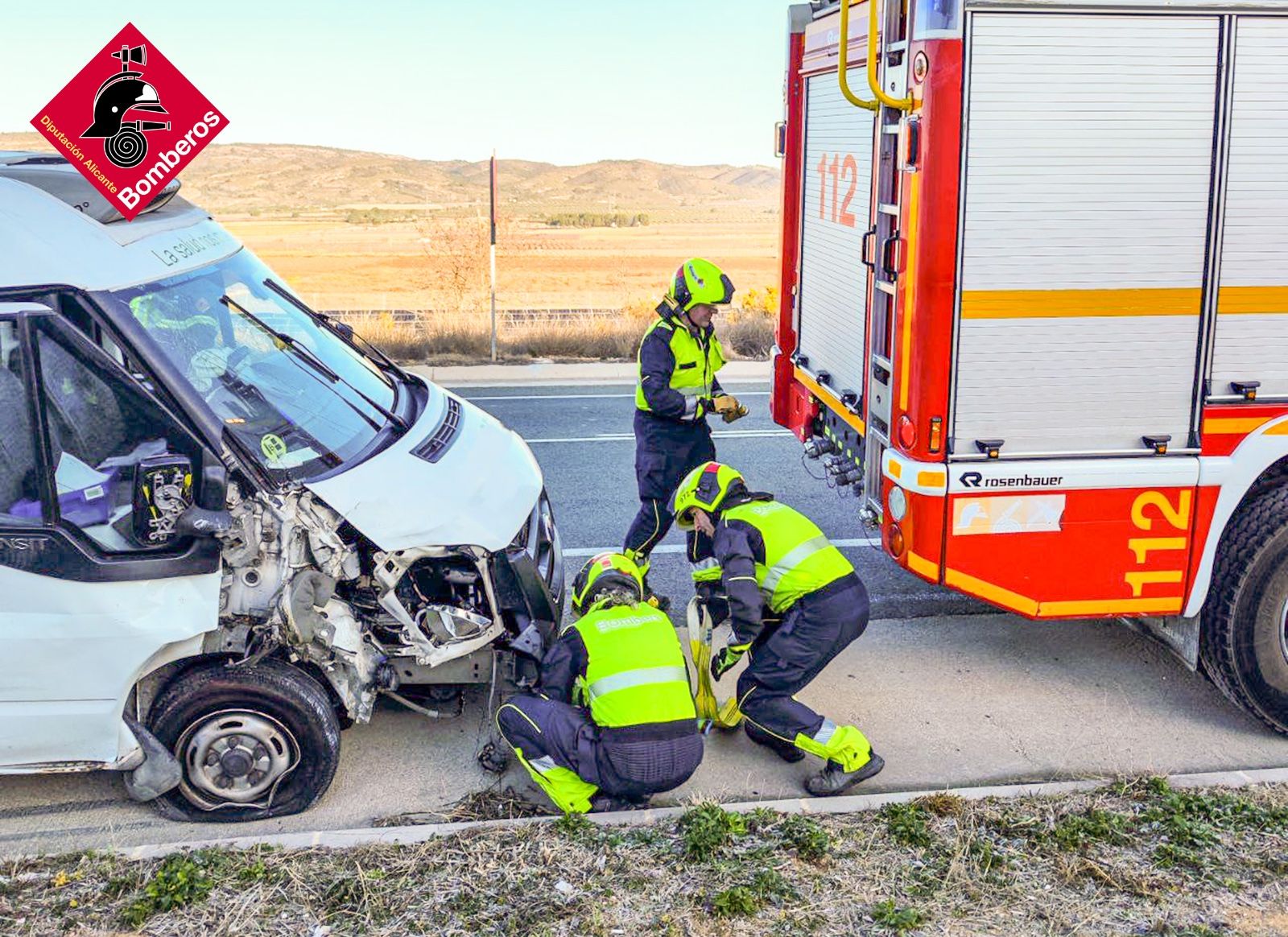 Imagen principal - Imágenes del accidente en la CV-81.