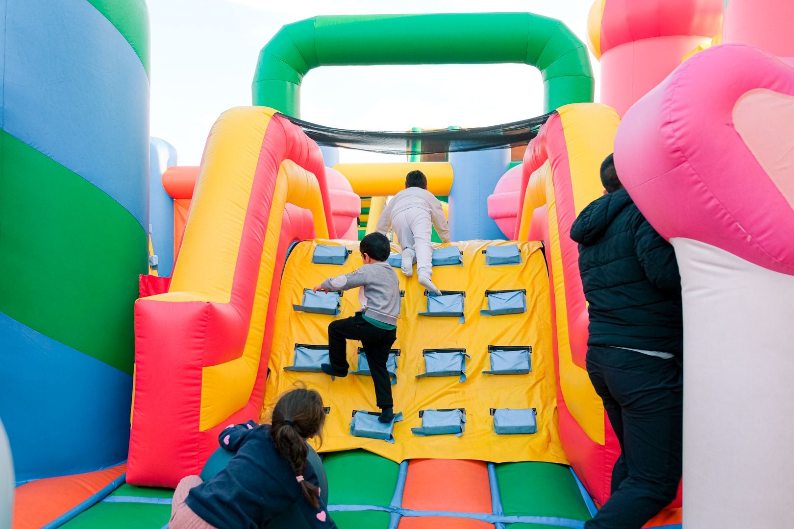El parque hinchable más grande del mundo ya está en Alicante