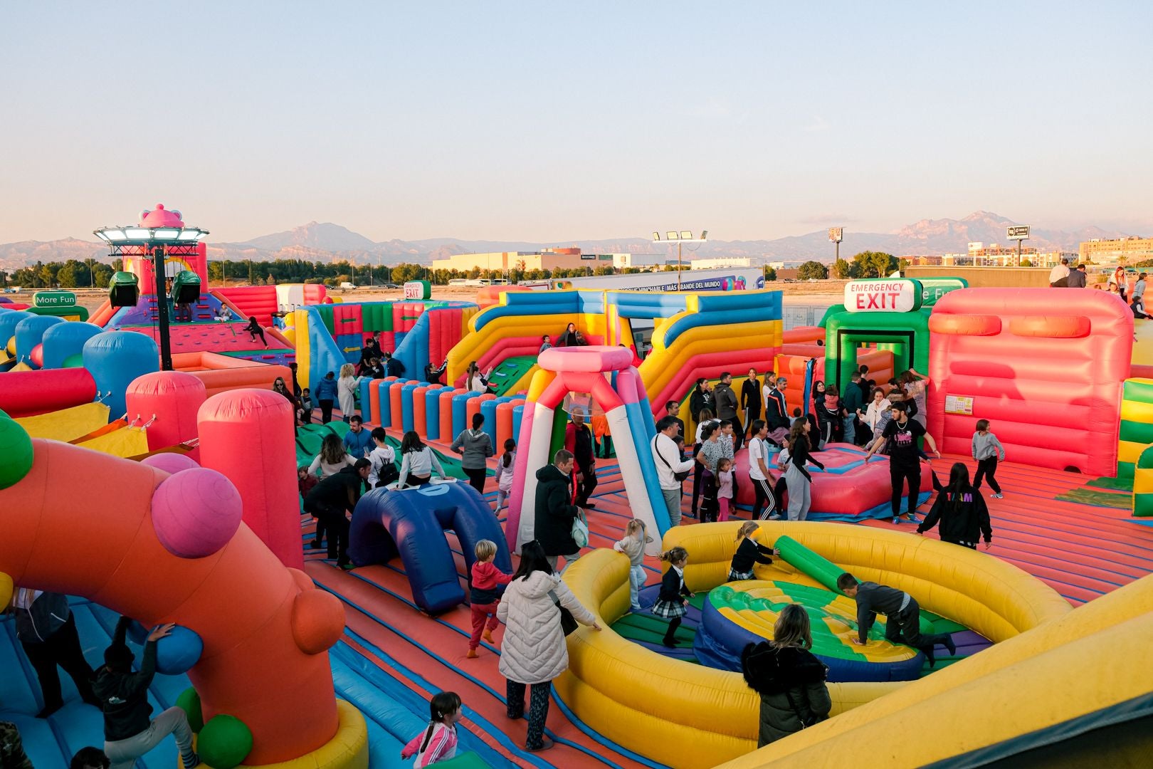El parque hinchable más grande del mundo ya está en Alicante