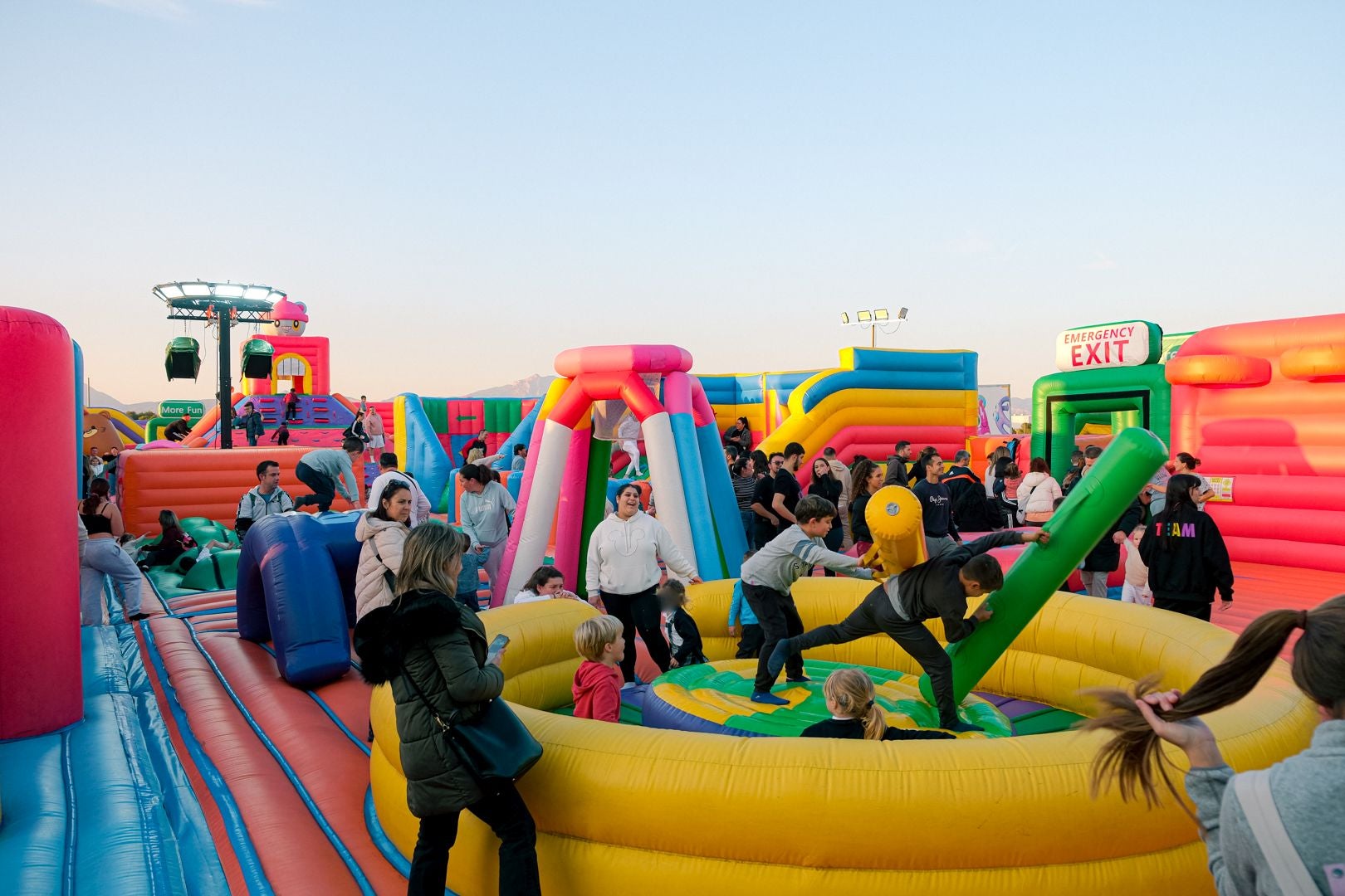 El parque hinchable más grande del mundo ya está en Alicante