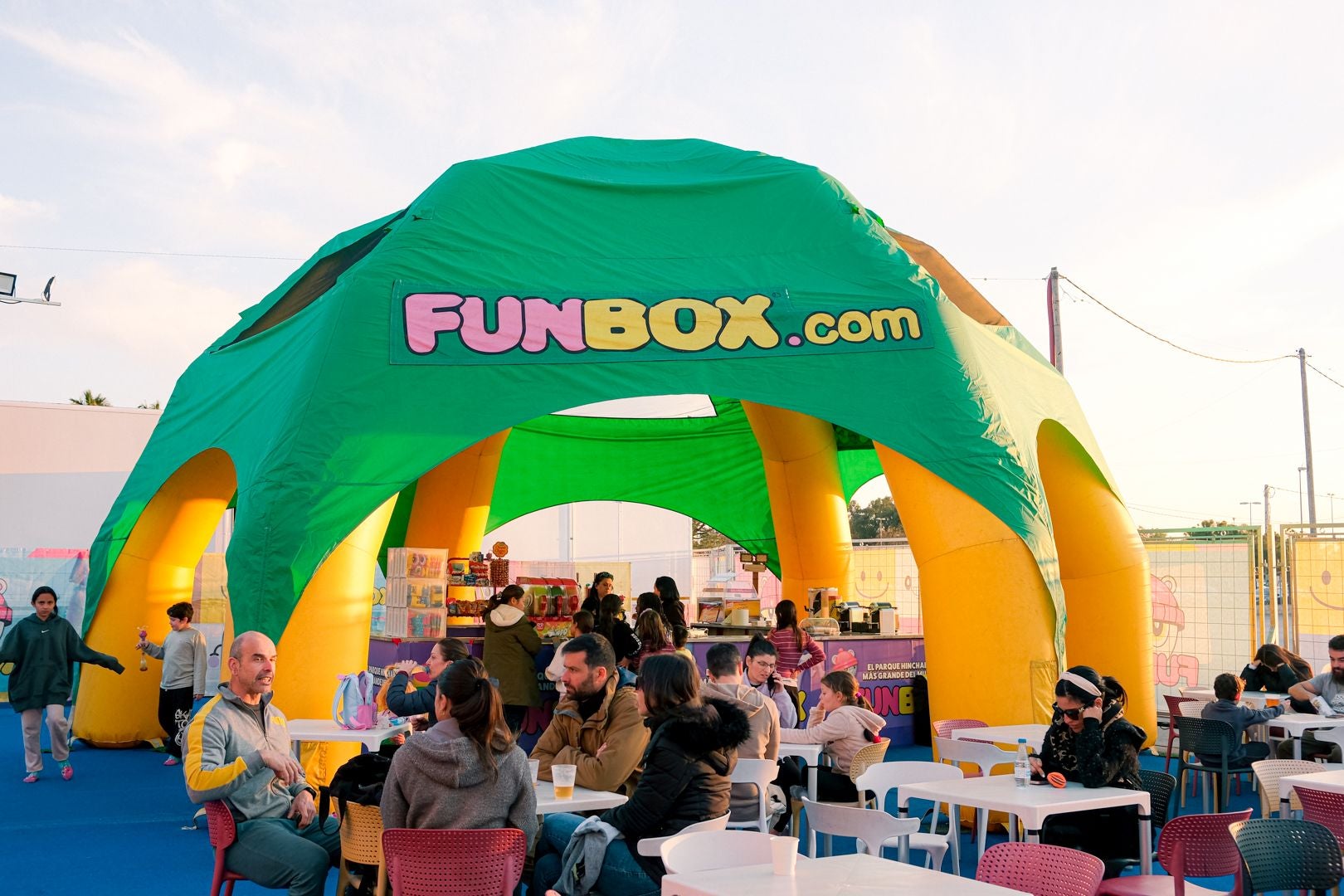 El parque hinchable más grande del mundo ya está en Alicante