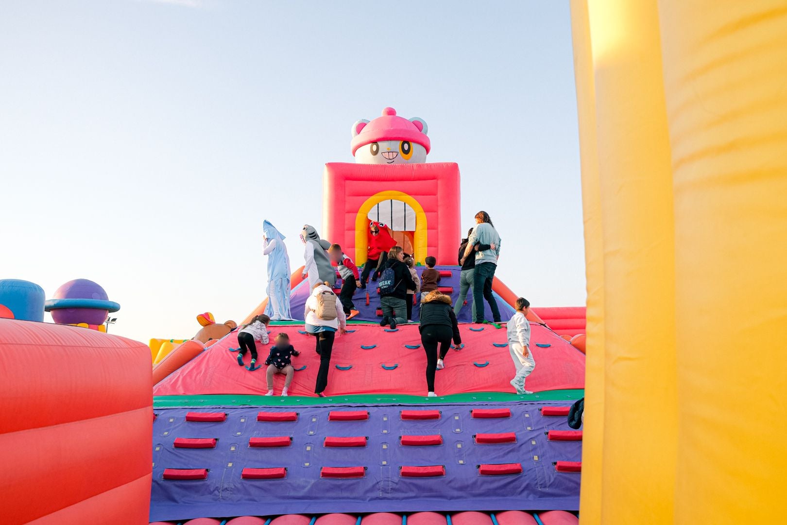 El parque hinchable más grande del mundo ya está en Alicante