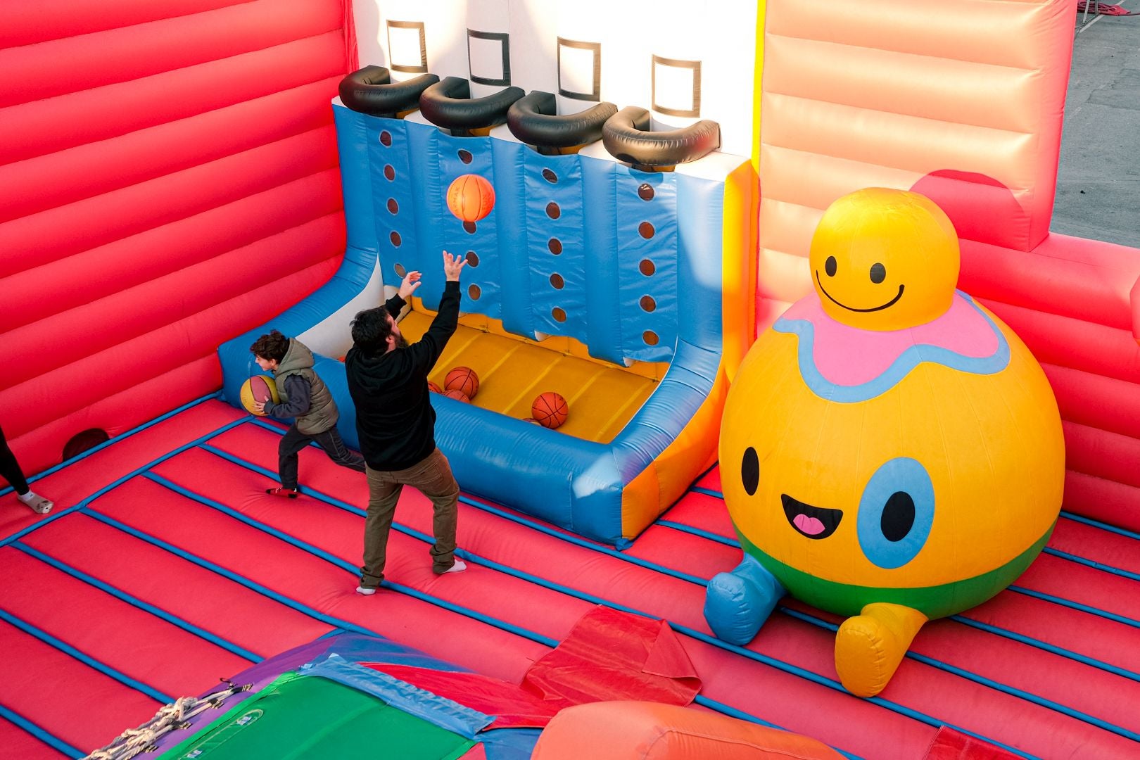 El parque hinchable más grande del mundo ya está en Alicante