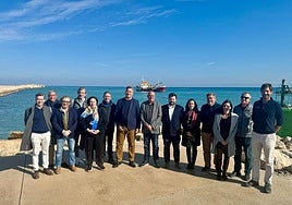 El conseller, el director general de Costas, junto con el alcalde, en el puerto de Dénia.