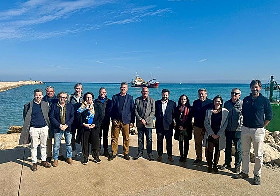 El conseller, el director general de Costas, junto con el alcalde, en el puerto de Dénia.