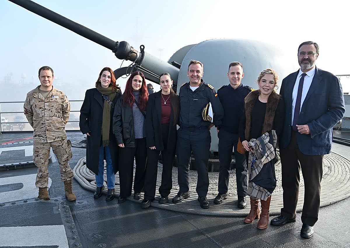 Imagen secundaria 1 - Imágenes de la visita a la fragata española 'Reina Sofía'.