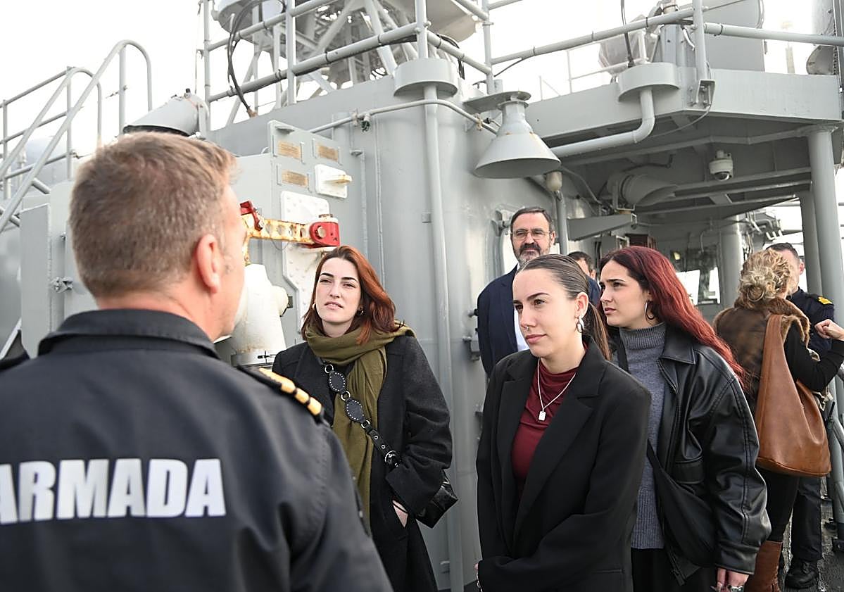 Imagen principal - Imágenes de la visita a la fragata española 'Reina Sofía'.