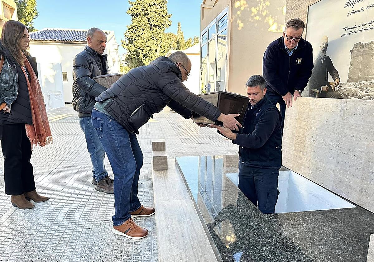 Imagen principal - Entierro de los padres y abuelos de Rafael Altamira.