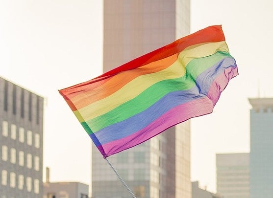 Bandera que simboliza los derechos LGTBI.