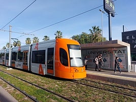 TRAM en la parada de la Universidad de Alicante.