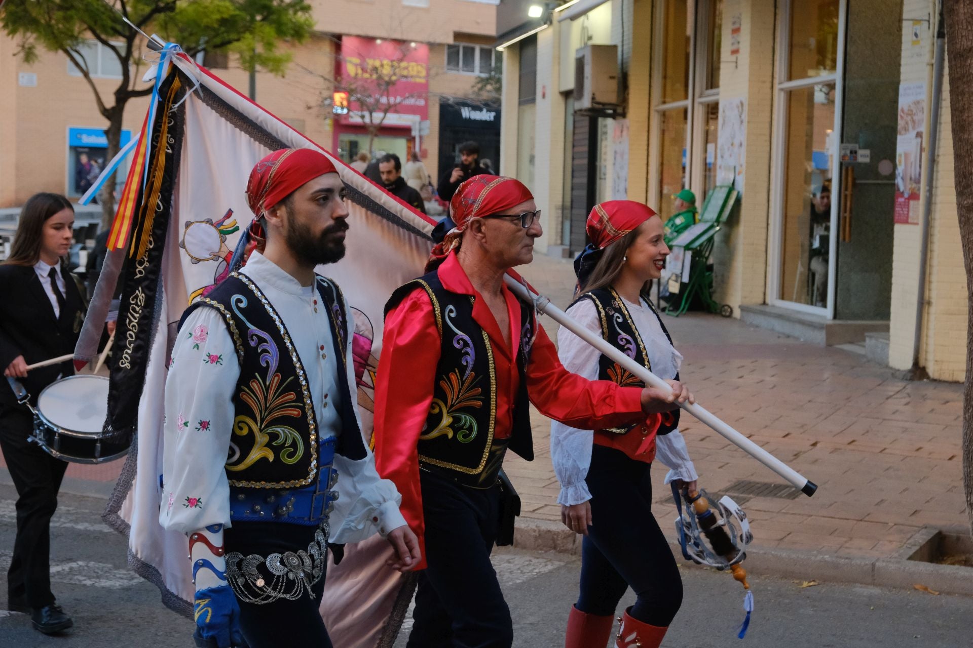 El desfile de Mig Any de los Moros y Cristianos de Altozano, en imágenes