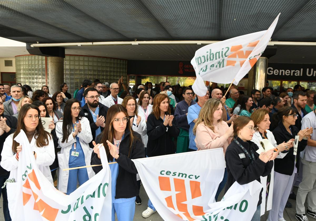 Concentración de médicos este lunes frente al Hospital General de Alicante.
