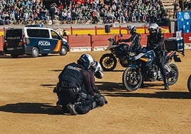 Exhibición de la Policía Nacional en la plaza de toros de Alicante por su 200 aniversario.