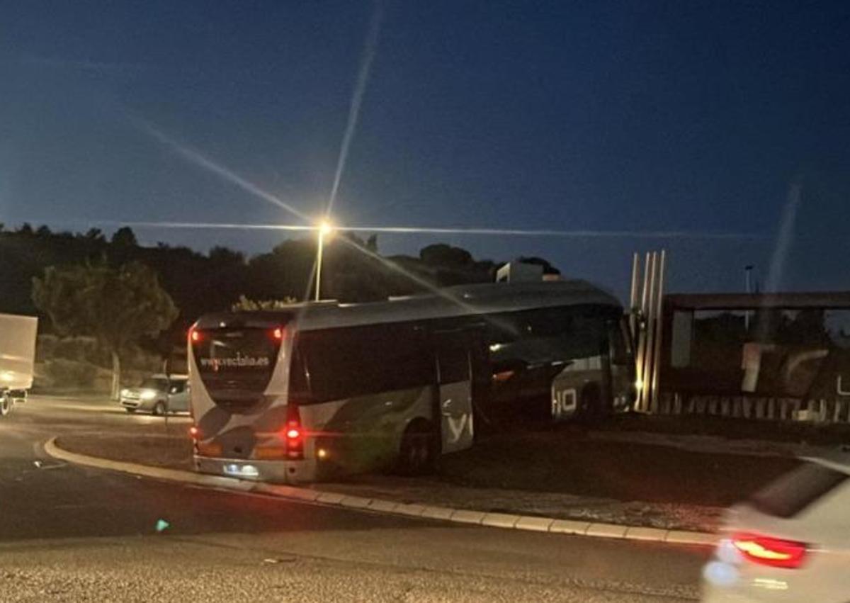 Imagen secundaria 1 - Susto en La Vila al estrellarse un autobús contra la rotonda del tanatorio