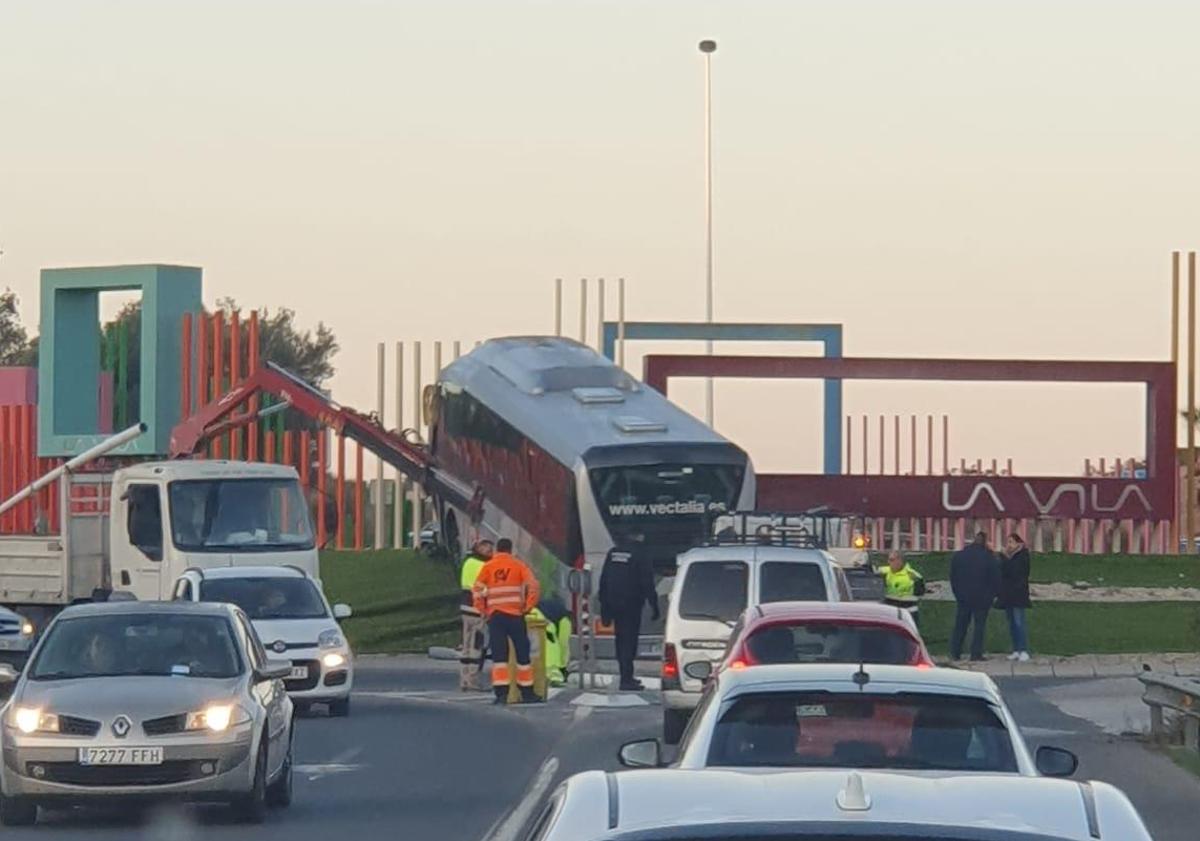Imagen principal - Susto en La Vila al estrellarse un autobús contra la rotonda del tanatorio
