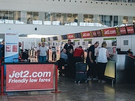 Pasajeros en un mostrador de facturación en el aeropuerto de Alicante-Elche.