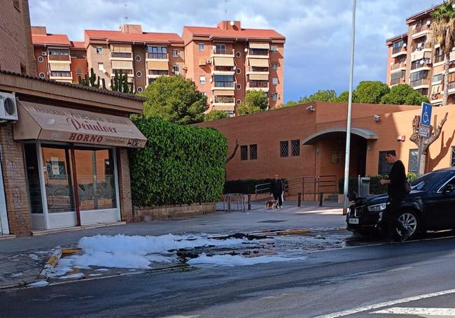 Espuma en la calle tras sofocar el incendio del vehículo.