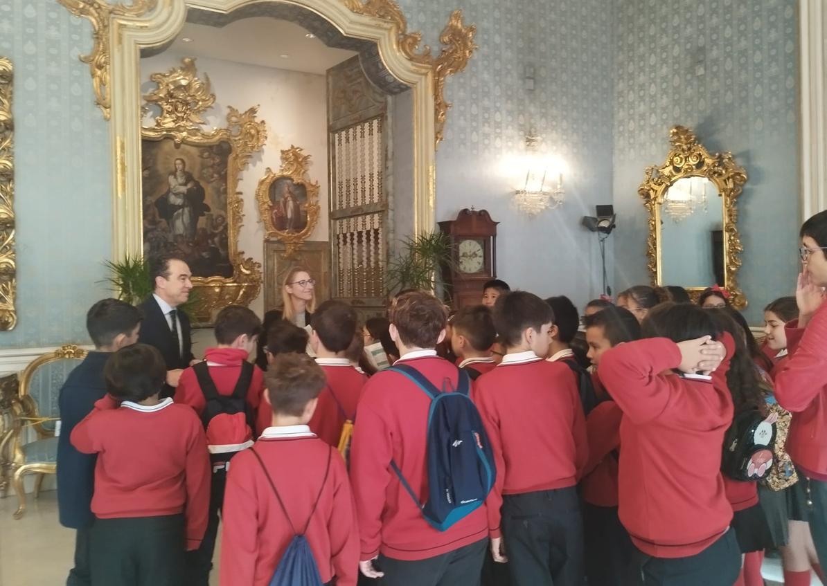 Imagen secundaria 1 - Visit of the students to the City Hall.