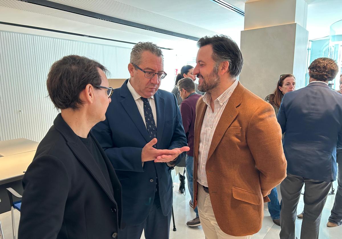 El presidente de la Diputación, Toni Pérez, con el alcalde de Elche, Pablo Ruz, en la visita del primero a la localidad este miércoles.