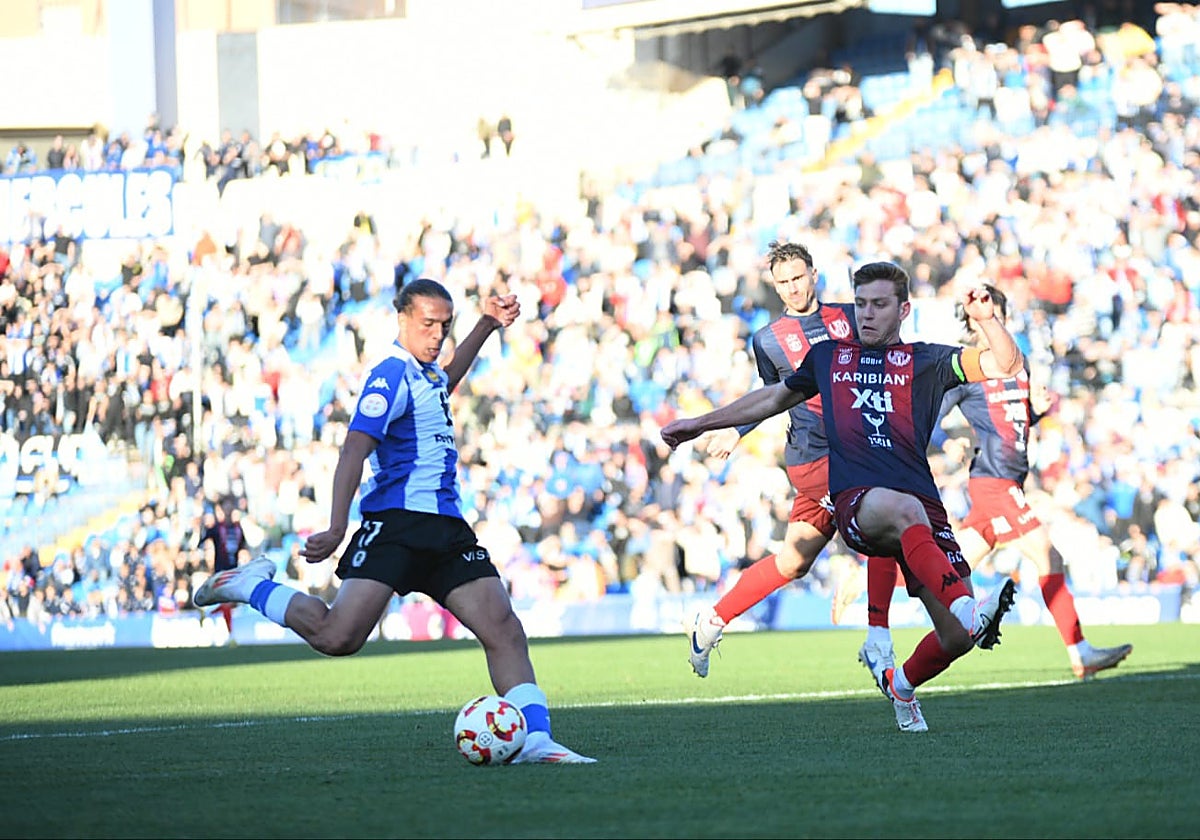Yanis dispara a puerta ante el Yeclano, día en que debutó y se lesionó.