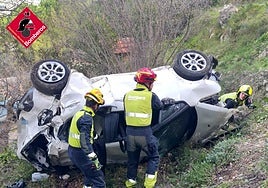 Imagen de los bomberos actuando en el lugar del accidente