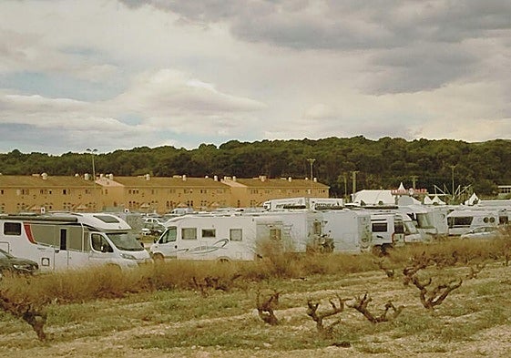 Autocaravanas en un estacionamiento de este municipio de Alicante.