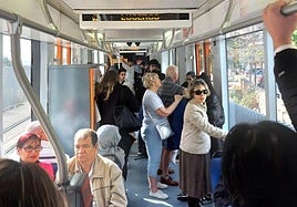 Viajeros en el Tranvía de Alicante.