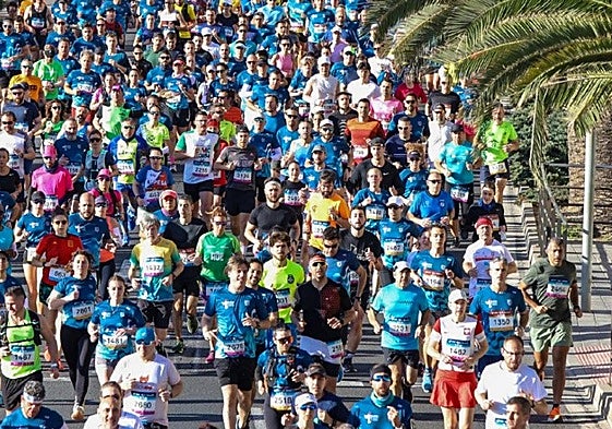 Miles de participantes en la Media Maratón de Alicante del año 2024.