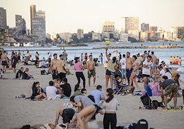 La playa del Postiguet con el espigón al fondo.
