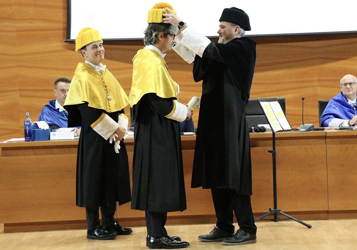 Dr Rivas at the moment of his investiture at UMH.