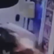 Imagen principal - Una cámara capta la colisión de un coche contra una tienda de cómics de Alicante